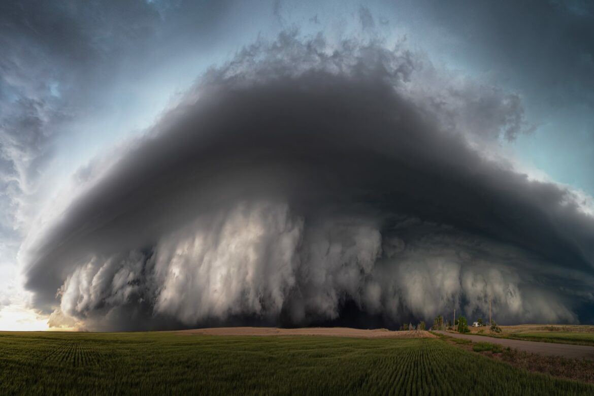 Superzellen, Nebel und brennender Himmel - Bastian Werner - Photo+Adventure