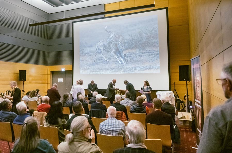 Preisverleihung der ÖVF-Staatsmeiserschaft für künstlerische Fotografie – Moderator Anselm F. Wunderer / ÖVF - Photo+Adventure