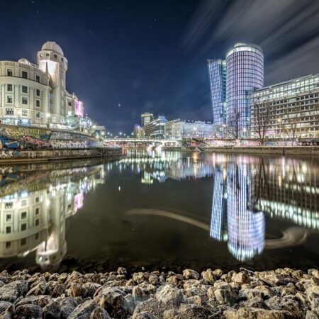 Wiener Donaukanal bei Nacht mit Light Painting − Alexander Müller