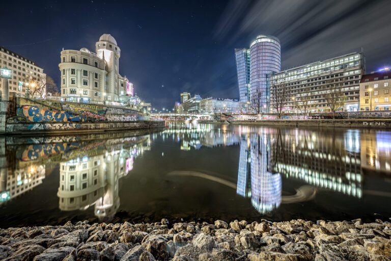 Wiener Donaukanal bei Nacht